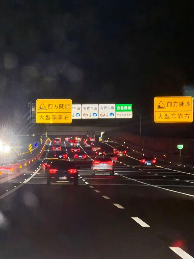 春节尾声塞车 他堵24小时、她带锅上路 甘蔗贩就地开卖 中国春节假期结束,许多高速公路都大塞车。(取材自鲁中晨报)