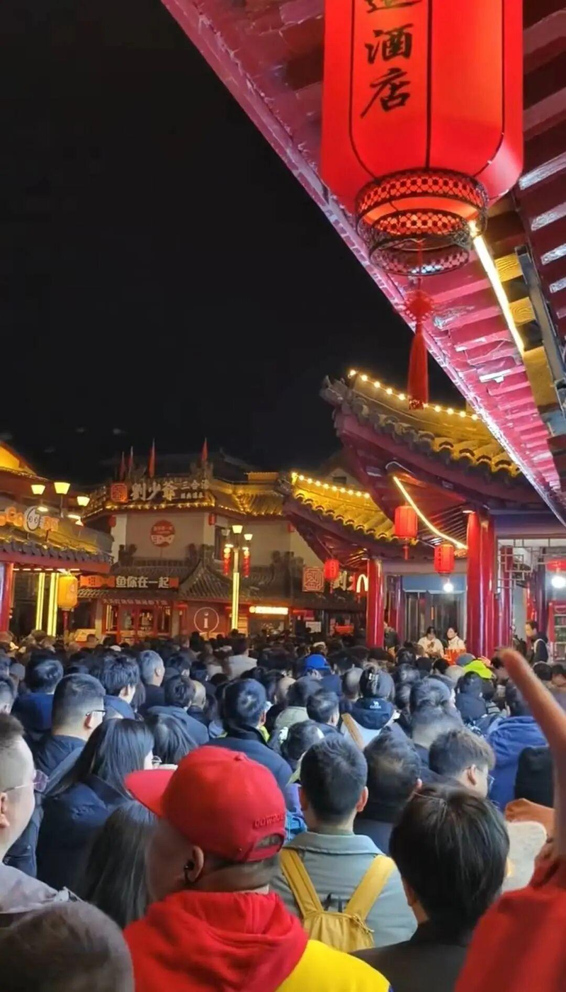 湖北武当山迎客流高峰,有游客称排队12小时未能登顶。(取材自封面新闻)
