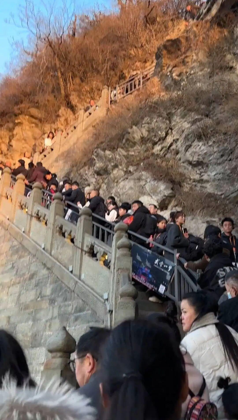 湖北武当山迎客流高峰,有游客称排队12小时未能登顶。(取材自封面新闻)