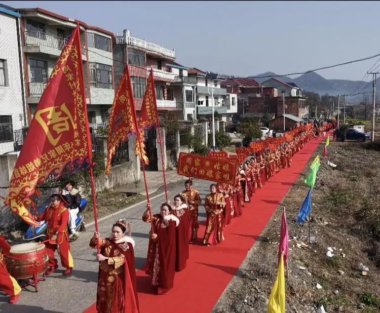 90位外嫁女集体回村过年,引发网友论战。(取材自极目新闻)
