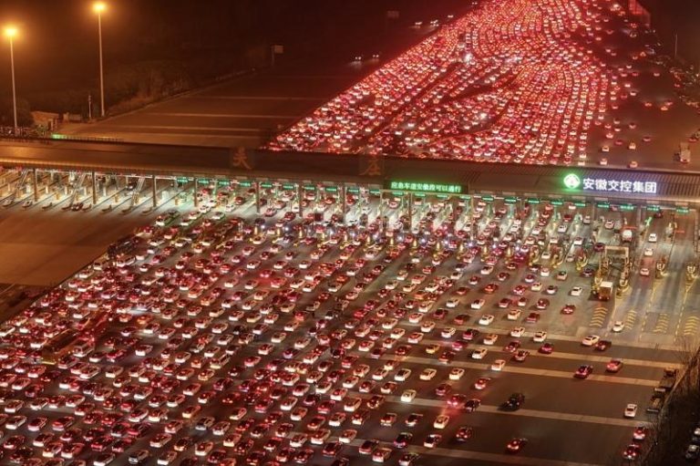 中国最大、吴庄收费站36车道全塞爆…开66道疏通车潮 位于安徽省全椒县、毗邻皖苏两省交界的吴庄收费站22日迎来密集返程车流。(中新社)