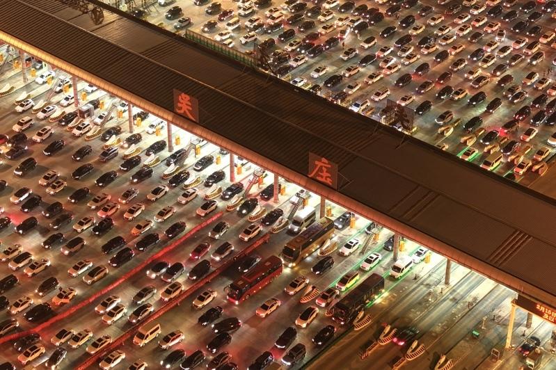 位于安徽省全椒县、毗邻皖苏两省交界的吴庄收费站22日迎来密集返程车流。(中新社)