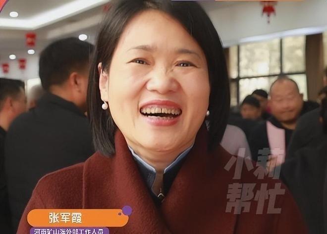 河南矿山起重机有限公司桌上摆放100万元现金给客户发红包。(取材自极目新闻)