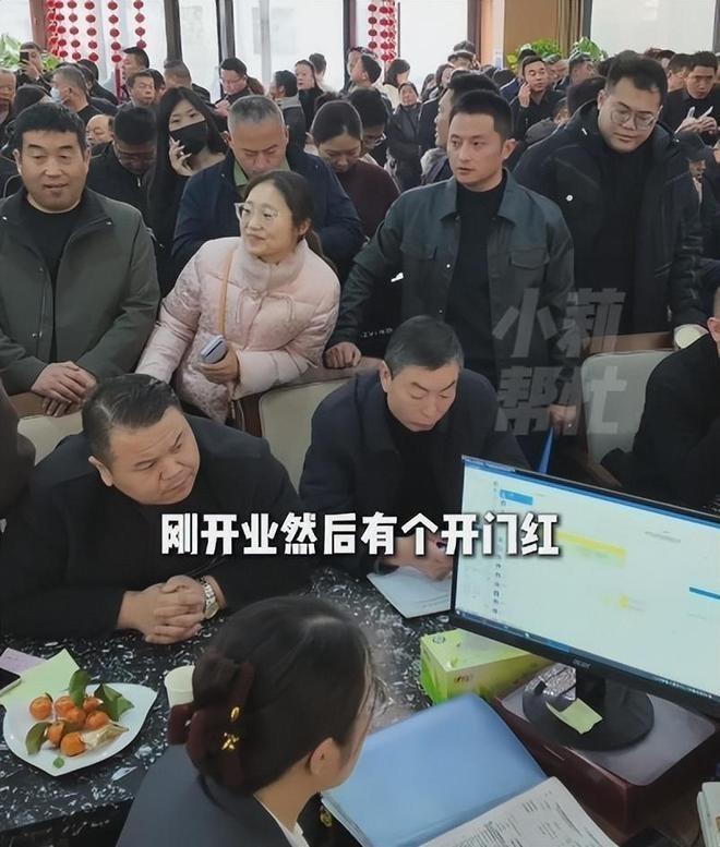 河南矿山起重机有限公司桌上摆放100万元现金给客户发红包。(取材自极目新闻)