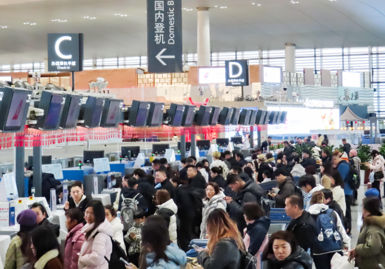 中国游客「占领」荷兰梵谷博物馆 馆内9成都是他们 今年春节长达九天,不少人因此选择出国旅游。图为2月14日春节连假前一天,南京禄口国际机场中国东方航空柜台已涌现大批人潮。(中新社)