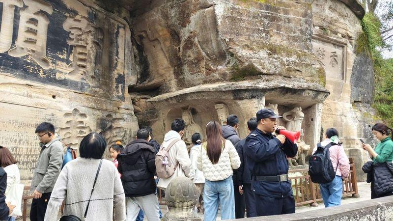 邓刚在提醒游客文明旅游。(取材自新华网)