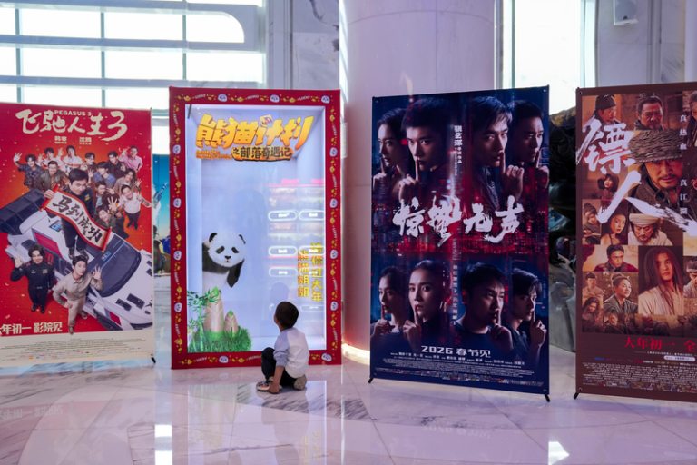 观影供给需求错配 中国春节档票房下跌近4成 中国国家电影局统计数据显示,截至2月24日9时,中国2026年春节档票房为人民币57.52亿元。(新华社)