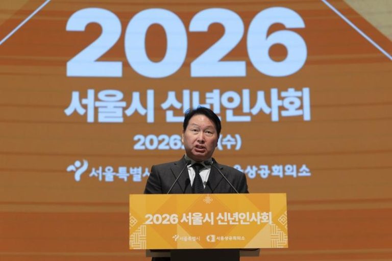 满足暴增需求 SK集团董事长崔泰源承诺将扩大AI记忆芯片产量 崔泰源也示警,由于技术快速更迭可能导致竞争格局发生变化,未来仍可能出现亏损。(欧新社)