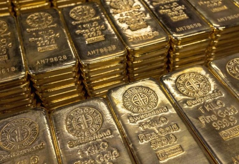 资金避险 金价连三周走高 比特币跌破65000美元 川普对等关税遭最高法院裁定违法,导致贸易协定出现疑虑,金价逼近每英两5200美元。(路透)