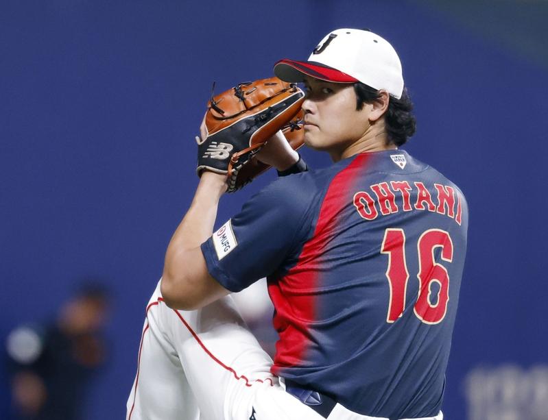 效力洛杉矶道奇队的日本球星大谷翔平26日在名古屋参加世界棒球经典赛(WBC)前的训练,正式披上日本队「侍JAPAN」战袍备战。(美联社)