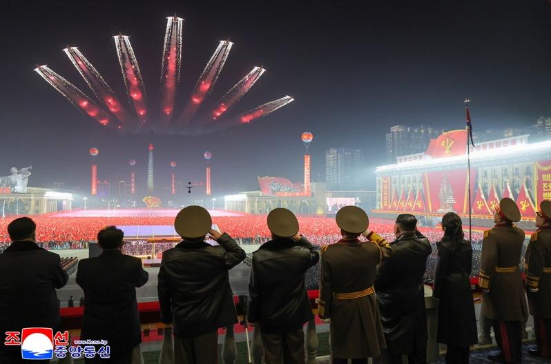 北韩最高领导人金正恩(中)25日在庆祝朝鲜劳动党第九次代表大会的阅兵式上与民众握手,女儿金主爱(左)在一旁观看。(朝中社)