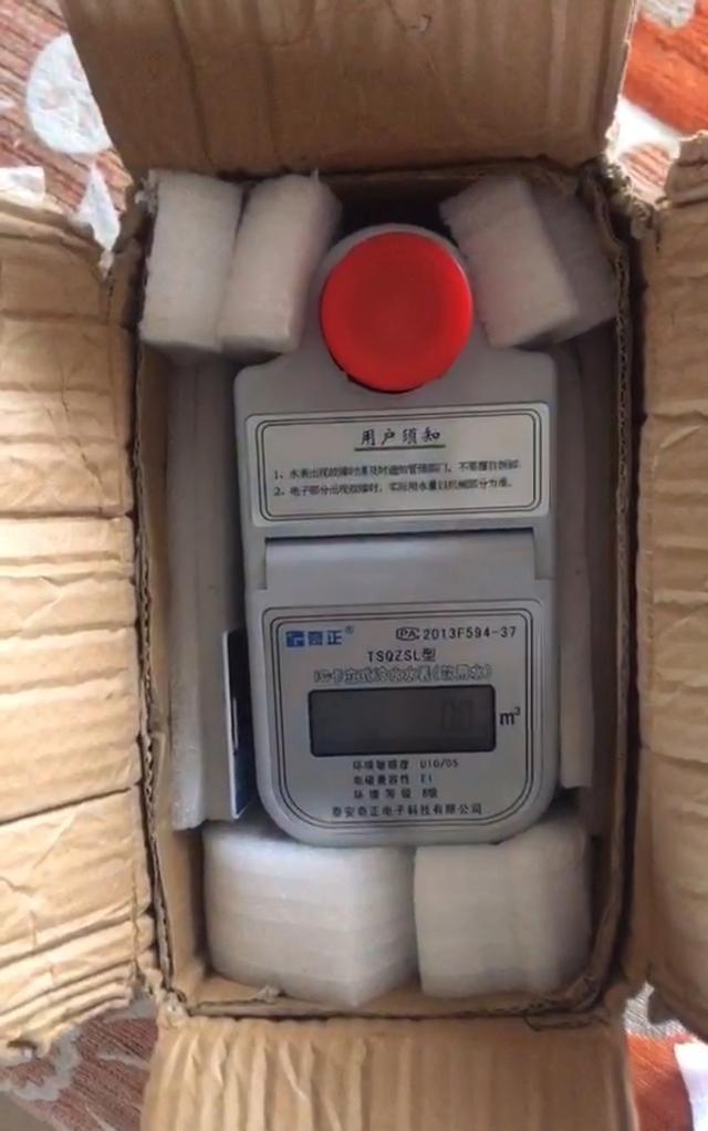 一家五口的春节,就在没有自来水的情况下度过。(取材自华商报)