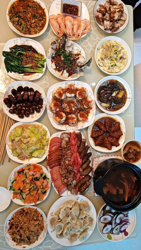 当90后掌管年夜饭 「预制菜」便捷上桌 18岁高中生掌勺年夜饭。(取材自央广网)
