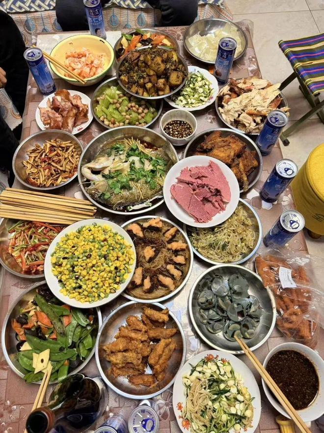 18岁高中生掌勺年夜饭。(取材自央广网)