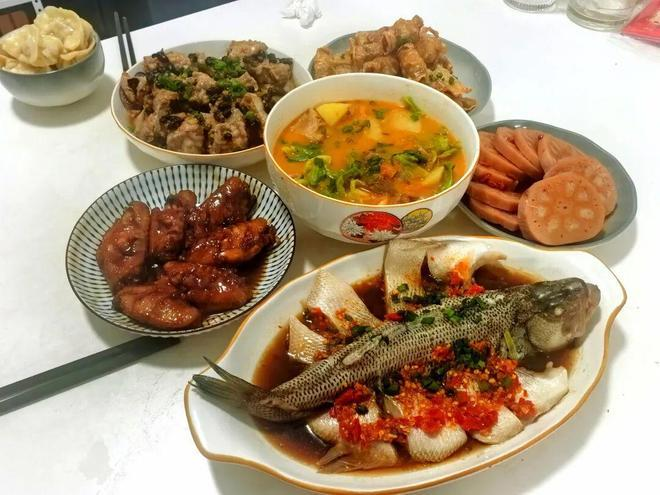 18岁高中生掌勺年夜饭。(取材自央广网)