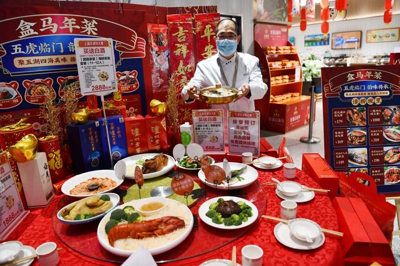 18岁高中生掌勺年夜饭。(取材自央广网)