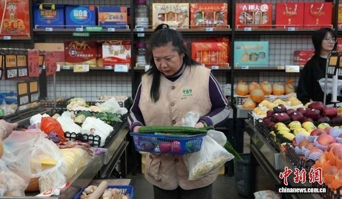 浙江海盐民众在免费素食馆用餐。(取材自中新网)