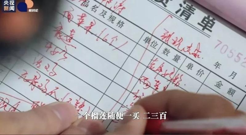 马高杰(左)把年货拿给村民。(新华社)