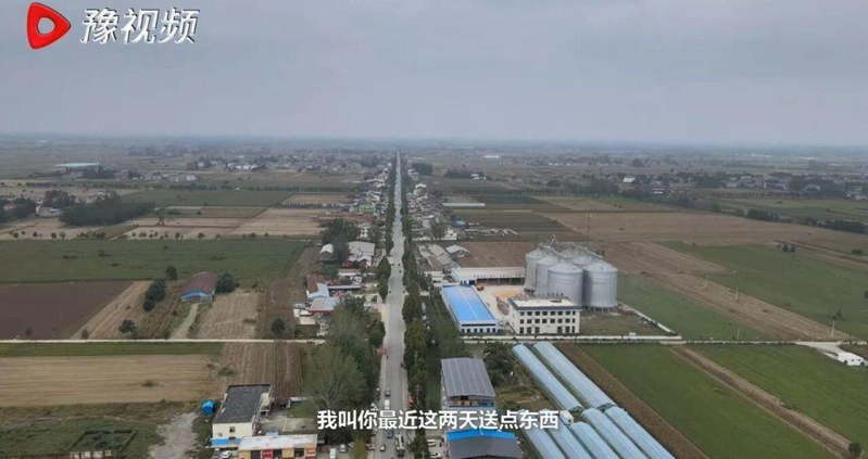 马高杰(左)把年货拿给村民。(新华社)