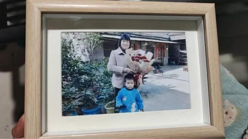 马高杰(左)把年货拿给村民。(新华社)