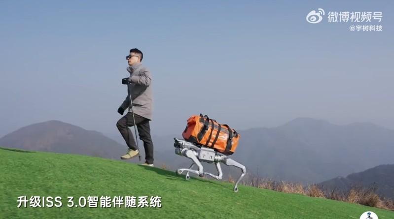 宇树科技发布第四款四足机器人Unitree As2,能还能选配机械臂,让它多出「一只手」来陪打网球。(取材自宇树科技)