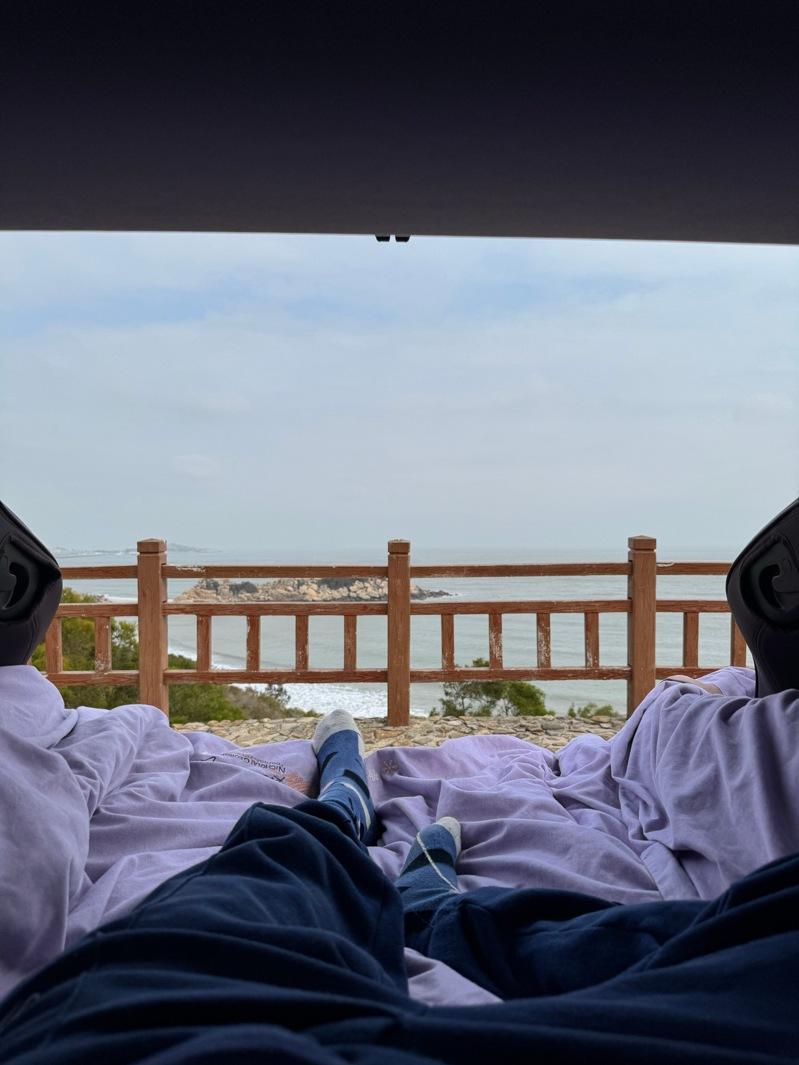 房车里的床铺设计也能很温馨。(取材自微博)