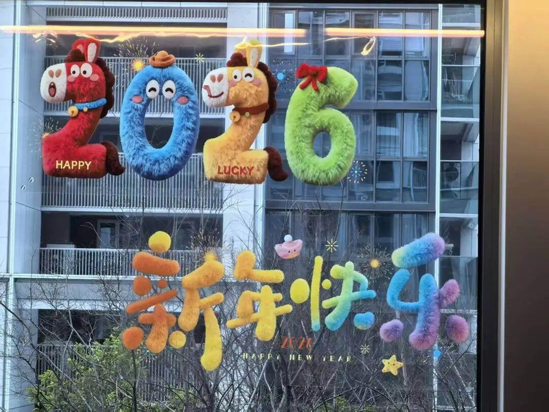 小哲自己布置的房间一角。(取材自潮新闻)