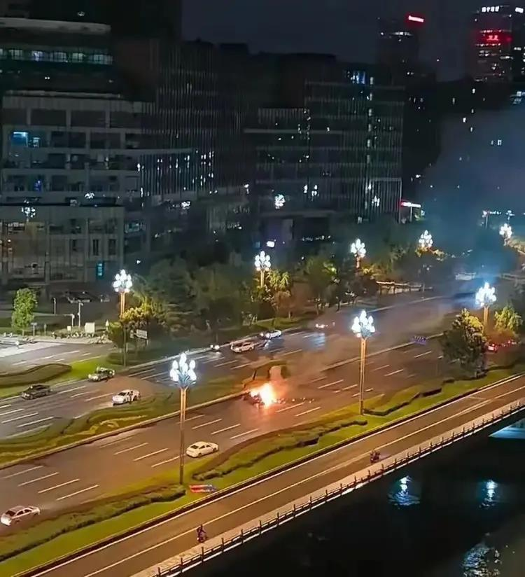 车辆起火后,一名白衣男子肘击驾驶位玻璃试图救出司机。(视频截屏)