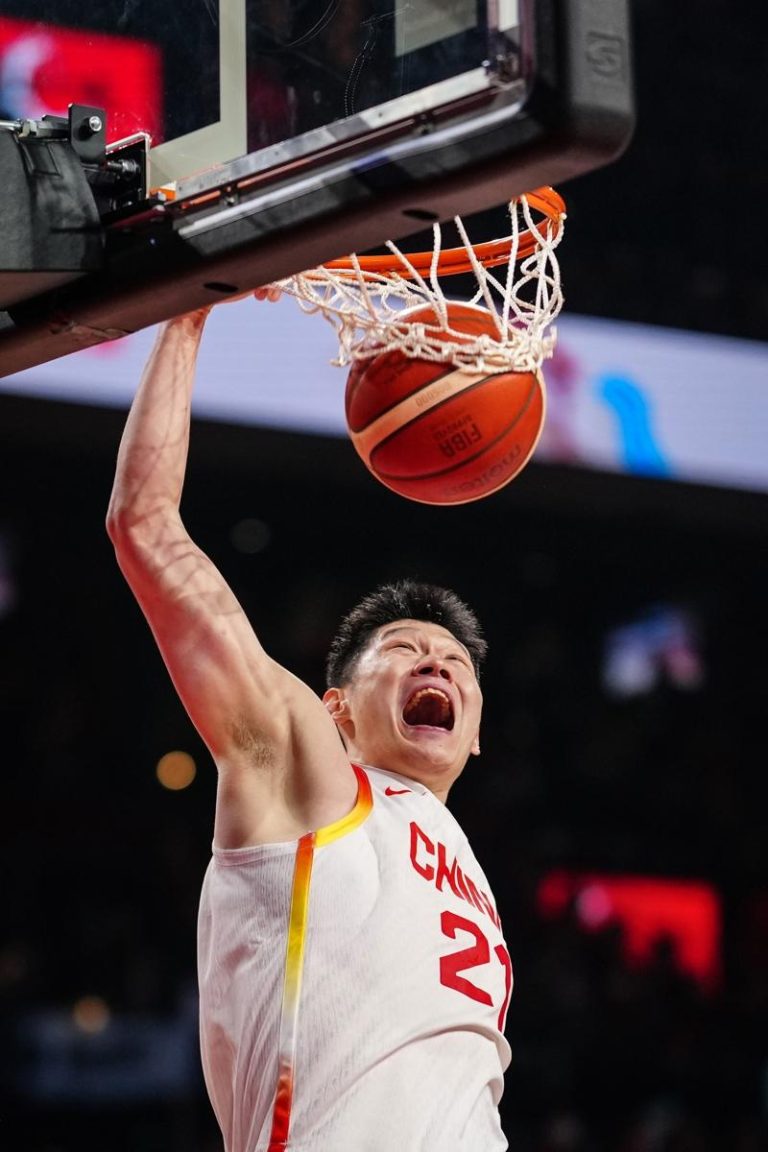 中媒:偷胜利、报应论 FIBA、FIS官方帐号越界 2月26日,在日本冲绳举行的2027年国际篮联篮球世界杯亚洲区预选赛第一阶段B组比赛中,中国队对阵日本队。中国队球员廖三宁(右)在比赛中上篮。(新华社)