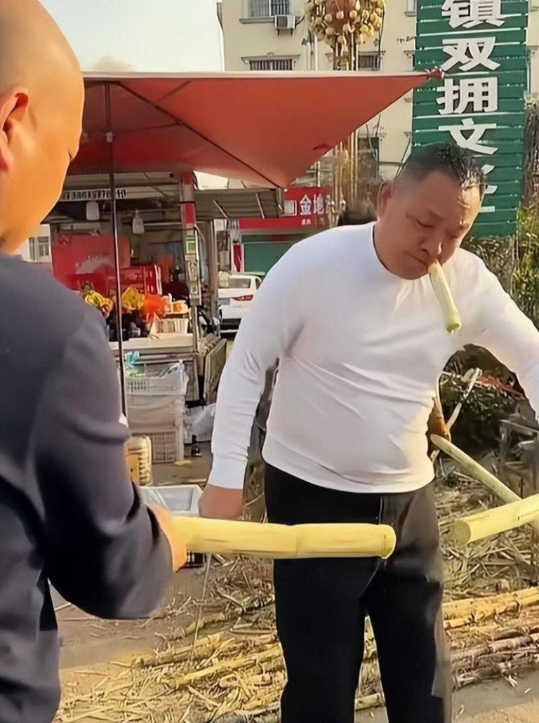 知名老板退休后河南街头卖甘蔗?边吃边叫卖 真相来了 于东来被拍到在河南许昌街头娴熟地削甘蔗、啃甘蔗 。 (取材自红星新闻)