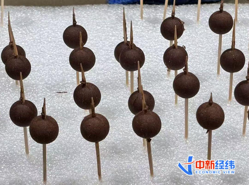 沈六记香篆工坊制作的合香珠手串、香牌等。(取材自中新经纬/受访者供图)