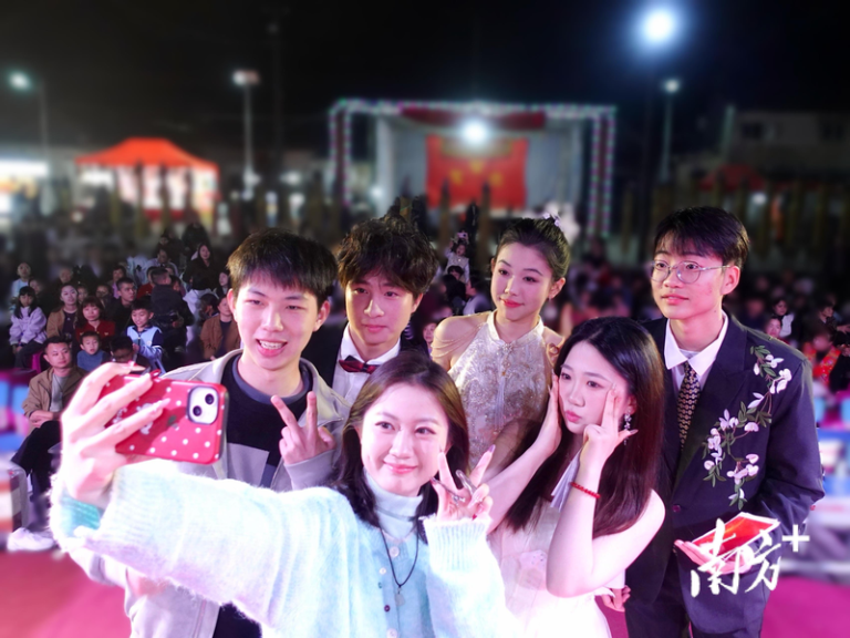 00后大学生回乡 接棒办村晚 大年初四晚,潮州意溪镇西都村的返乡大学生们办「村晚」。(取材自南方+)
