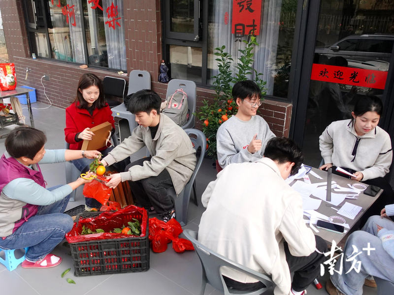 大年初四晚,潮州意溪镇西都村的返乡大学生们办「村晚」。(取材自南方+)