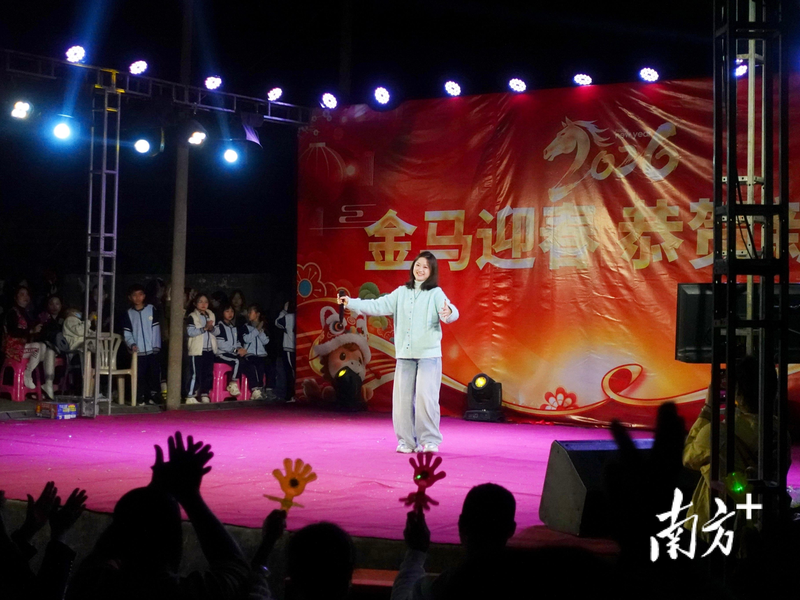 大年初四晚,潮州意溪镇西都村的返乡大学生们办「村晚」。(取材自南方+)