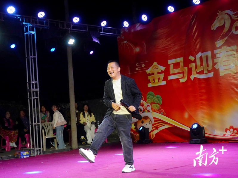 大年初四晚,潮州意溪镇西都村的返乡大学生们办「村晚」。(取材自南方+)