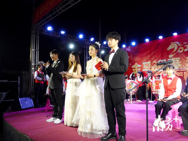 大年初四晚,潮州意溪镇西都村的返乡大学生们办「村晚」。(取材自南方+)
