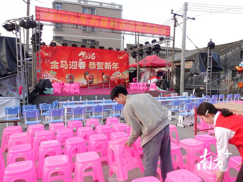 大年初四晚,潮州意溪镇西都村的返乡大学生们办「村晚」。(取材自南方+)
