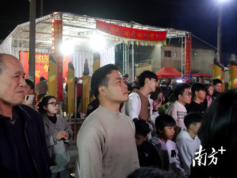 大年初四晚,潮州意溪镇西都村的返乡大学生们办「村晚」。(取材自南方+)