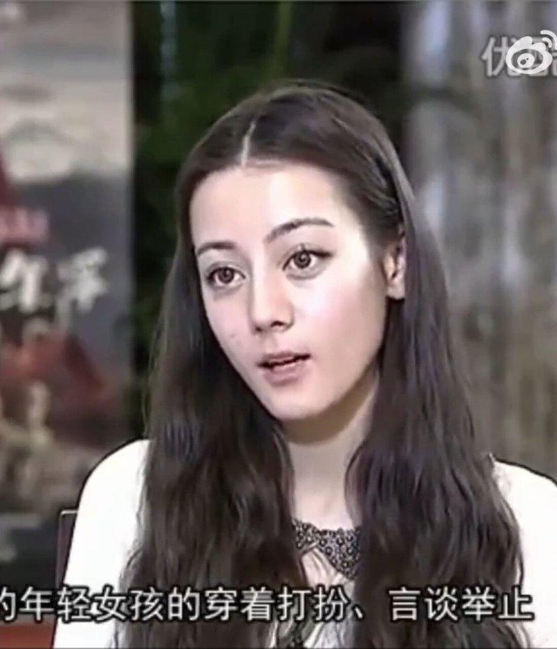 迪丽热巴2013年维语受访,获赞母语交流更温柔。(取材自微博)