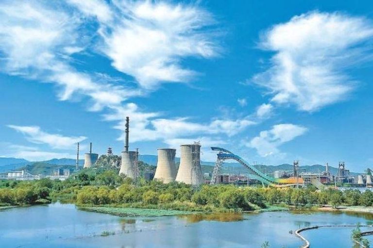 北京抠出「常态蓝」PM2.5年均浓度精抓到0.1微克 在蓝天白云的映衬下,首钢滑雪大跳台蔚为壮观。(取材自北京日报)