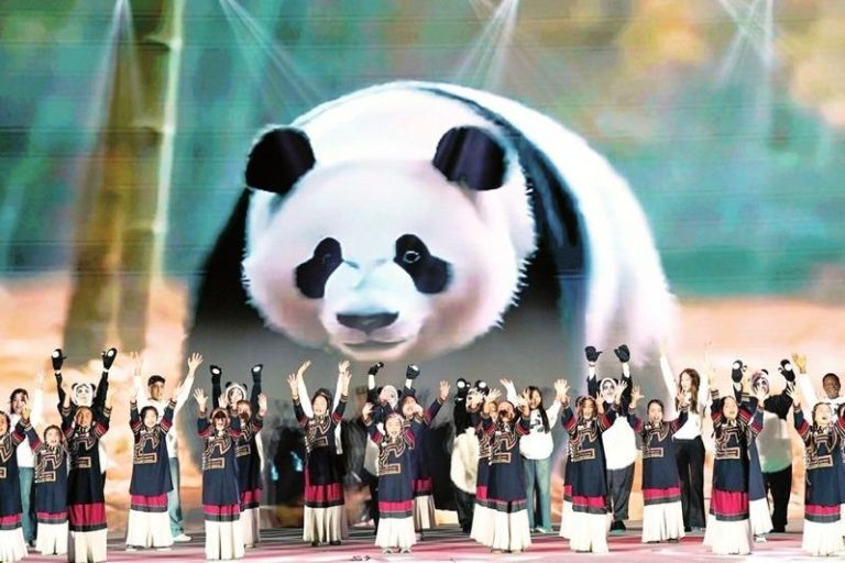 来自大凉山的妞妞合唱团和外国留学生代表，在2025全球熊猫伙伴大会开幕式上演唱大会主题曲。 （新华社）