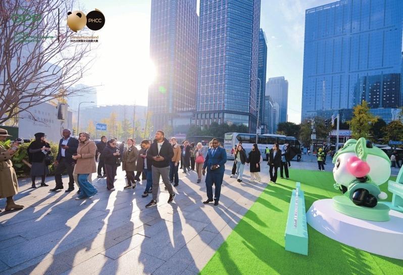 来自大凉山的妞妞合唱团和外国留学生代表，在2025全球熊猫伙伴大会开幕式上演唱大会主题曲。 （新华社）