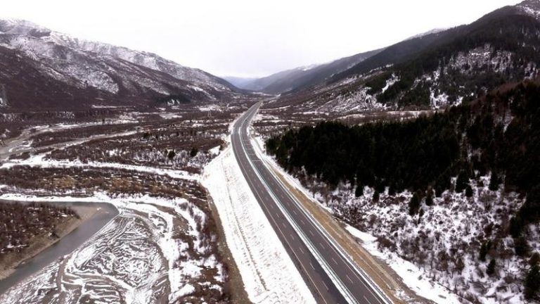四川高速路铺电热毯 自动融雪效率胜吹雪车 久马高速试验段融雪效果展示。(取材自华西都市报)