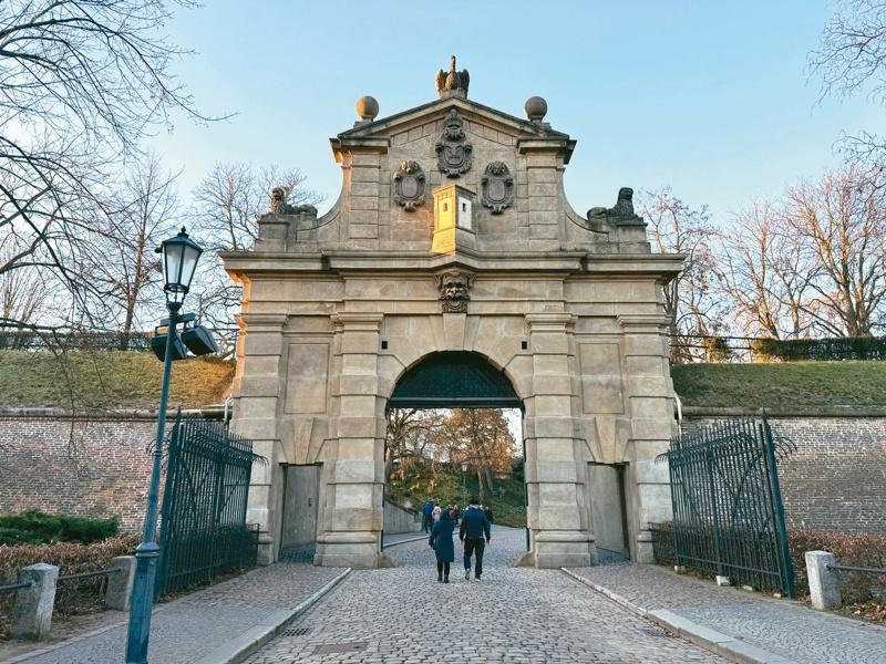 捷克布拉格高堡(Vyšehrad)号称为「中欧保存最完整的巴洛克要塞」。随着政权...