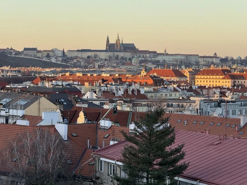 捷克首都布拉格南侧的高堡(Vyšehrad),座落在伏尔塔瓦河畔的高地上,提供绝...