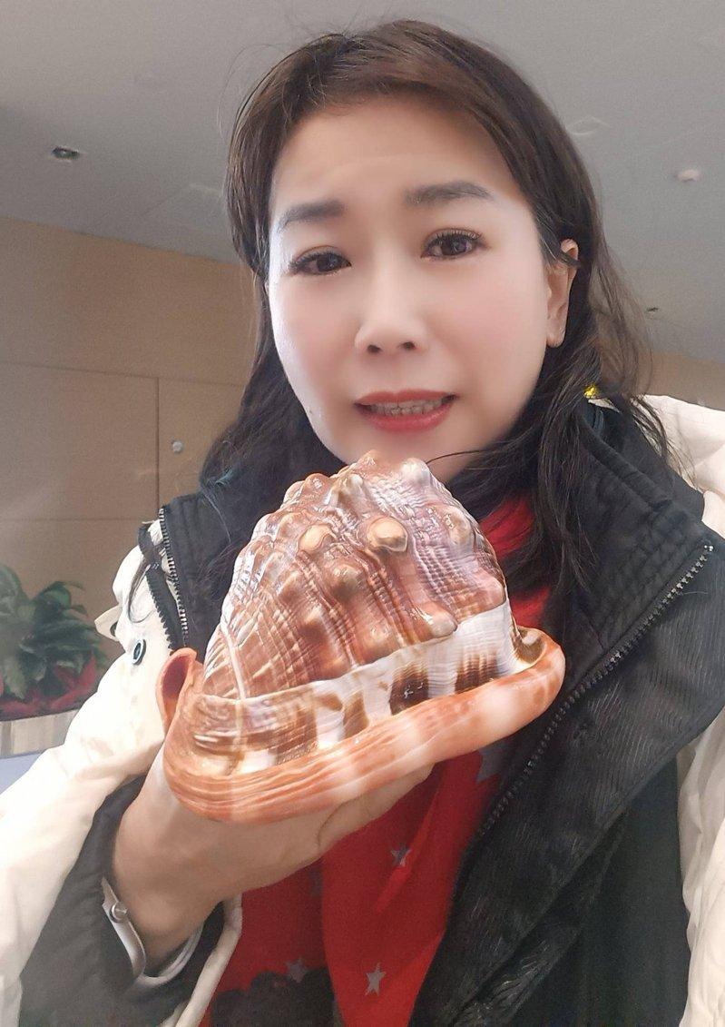 前嘉义县立委翁重钧特助林雪峰日前赴中国旅游,返程时因1个价值人民币50元购入贝壳,疑似中国保育物种「唐冠螺」,随即将她带入小房间查验。(林雪峰提供)