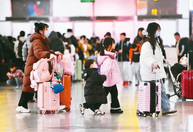 为期40天春运登场 估95亿人次跨区流动 创历史新高 中国春运2月2日开始,由于今年春节连假长达九天,预计今年春运期间中国跨区域人员流动量将达到95亿人次,再创历史新高。(中新社)