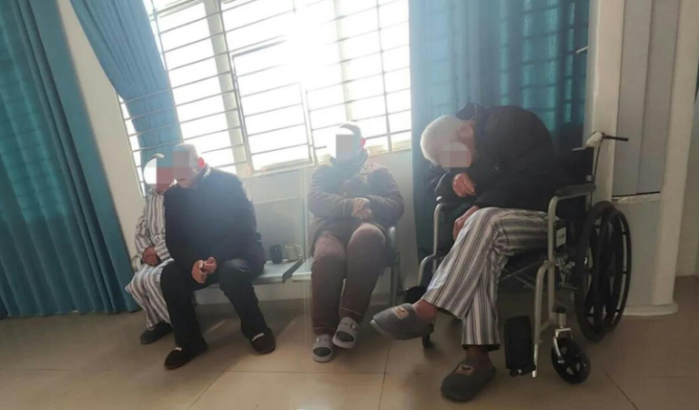 堪比电骗园区… 湖北精神病院收编正常人骗保 还禁锢迫劳动 襄阳宏安精神病医院住了不少老年人,他们中有的整天要坐在轮椅上。(取材自新京报)