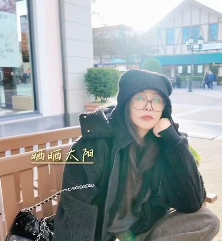 快复出了?王祖贤连开设群帐号 网猜要上「偶像来了」 王祖贤罕见在短时间内陆续开设「快手」、「抖音」、「小红书」社交平台帐号。(取材自微博)