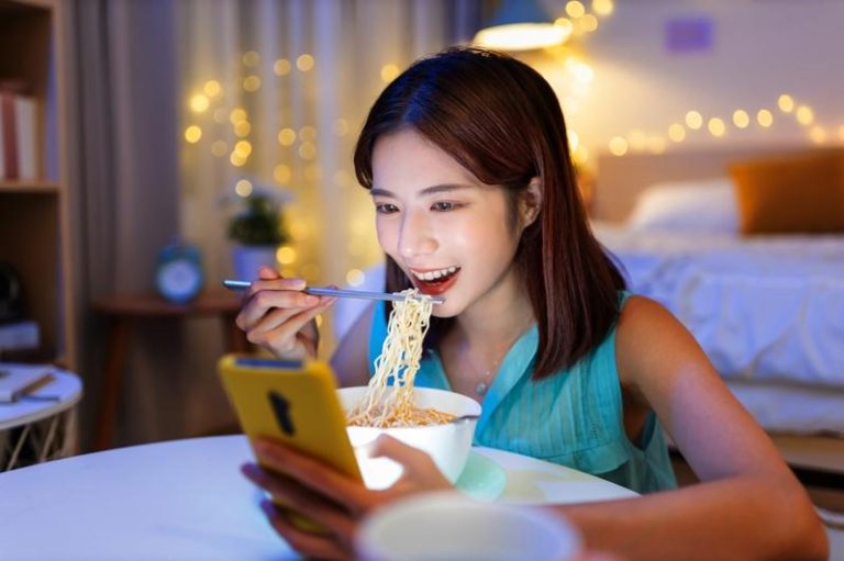 南韩方便面受到K-pop热潮与韩剧加持，买气直冲；示意图。（图／123RF）